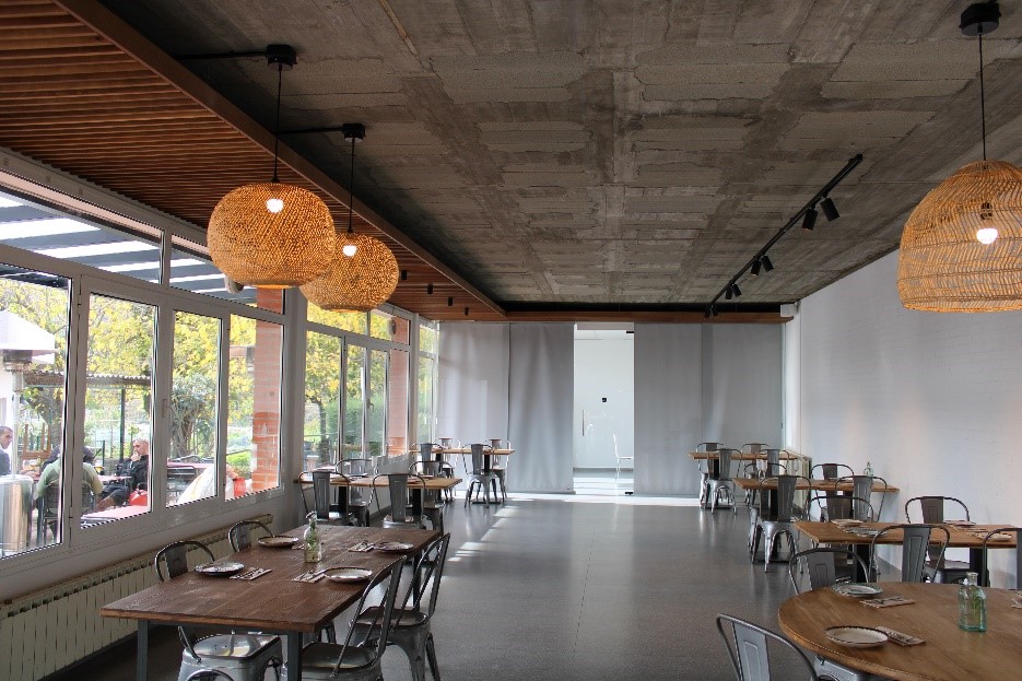 Restaurante con absorción acústica 